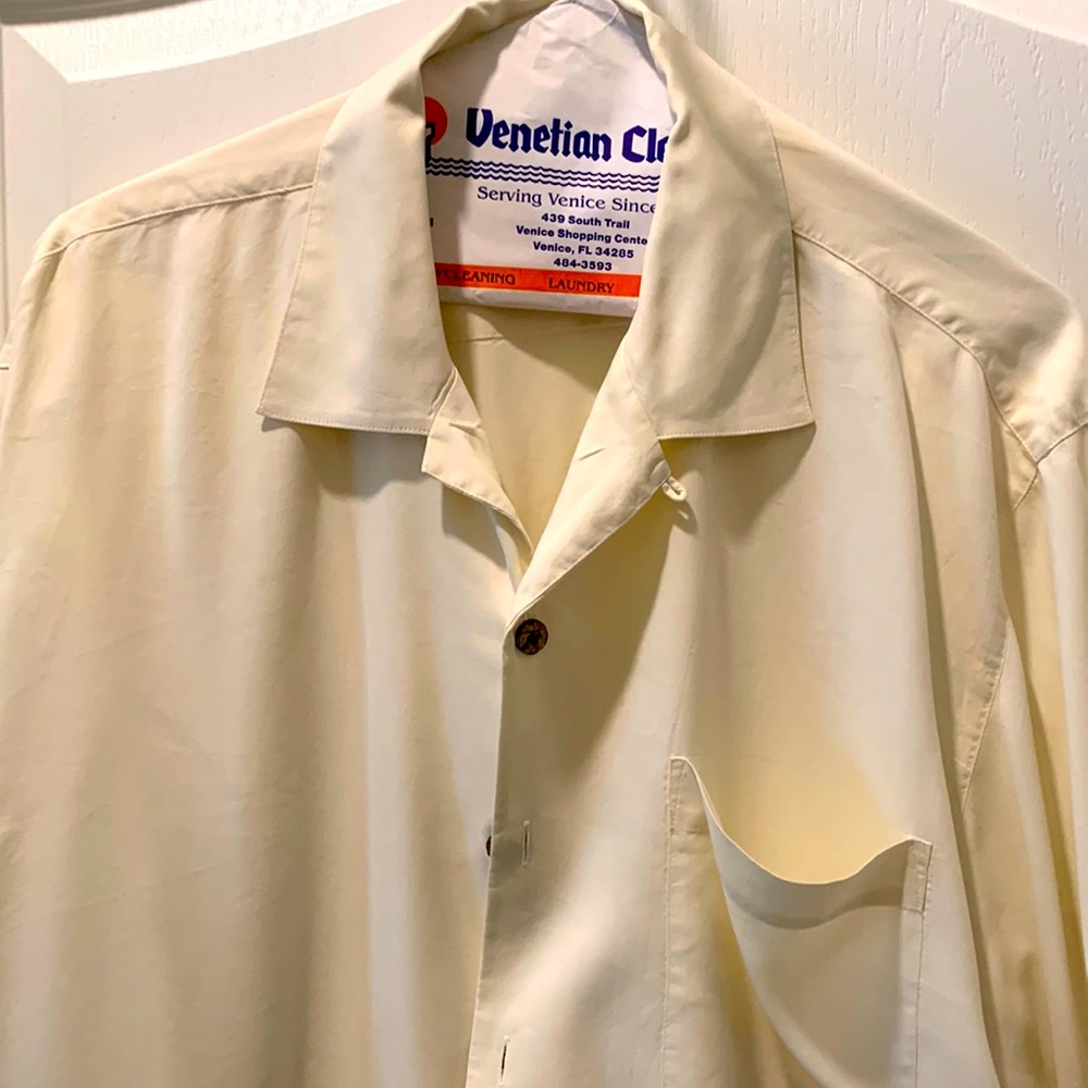 Tommy Bahama Medium 100% Silk S/S. Dry cleaned and only worn a couple of times.